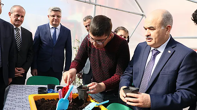 Özel çocuklar 'göl soğanı' dikti