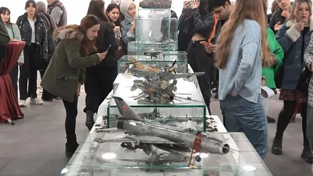 Türk ve dünya tarihi minyatürleri göz boyuyor