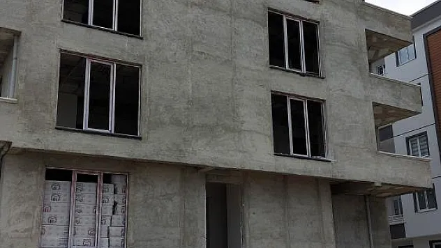 Bastığı tahta kırılan inşaat işçisi hastanelik oldu