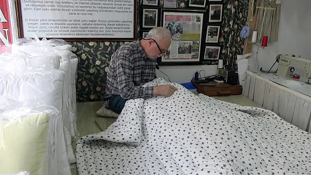 Yorgancılık mesleğini sürdürmeye çalışıyor