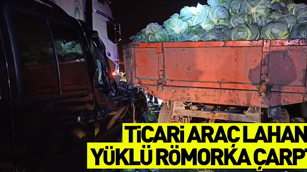 Hafif ticari araç lahana yüklü römorka çarptı: 2 yaralı