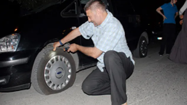 Park Halindeki araçların Lastik Kestiler