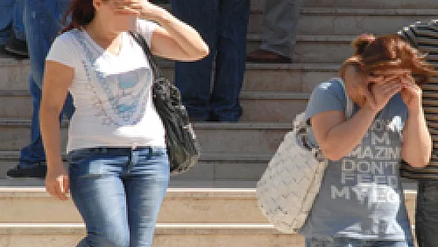 Kız kardeşler Giyim eşyası çaldılar