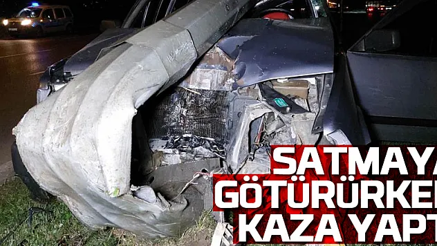 Sattığı aracını teslim etmeye götürürken kaza yaptı: 2 yaralı