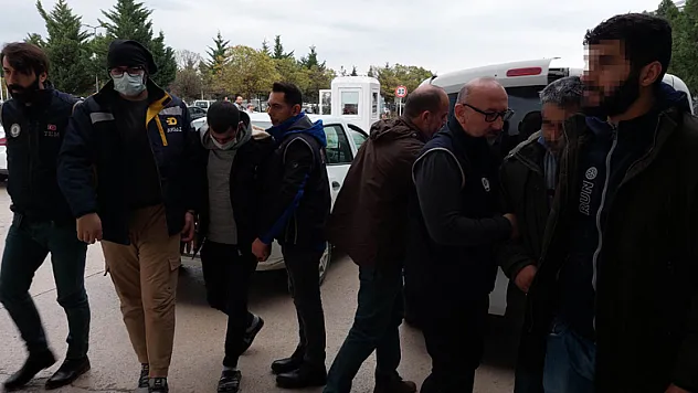 Samsun'da DEAŞ operasyonunda gözaltına alınan 4 yabancı uyruklu şahıs adliyeye sevk edildi