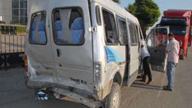 Otomobil servise çarptı