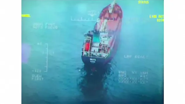 Sinop açıklarında yanan gemi Ünye Limanı'na çekiliyor