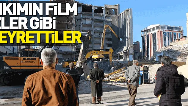 İş merkezinin yıkımını film izler gibi seyrettiler