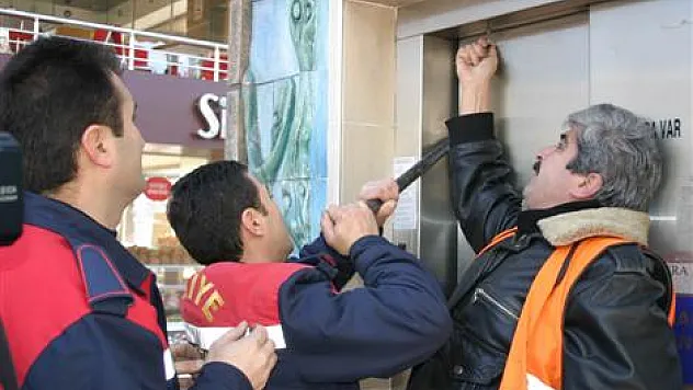 Engelliler asansöründen aileyi itfaiye kurtardı