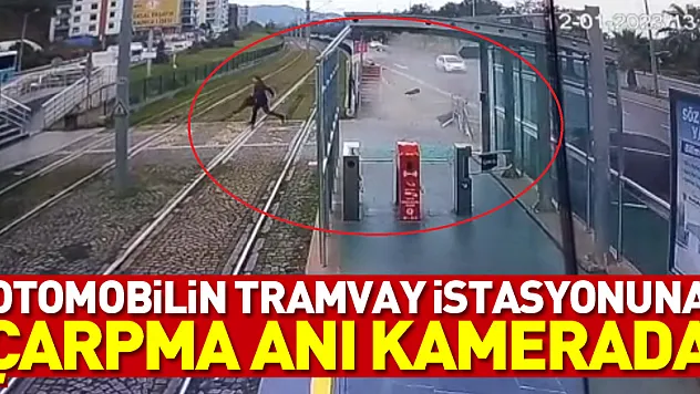 Otomobilin tramvay istasyonuna çarpma anı kamerada