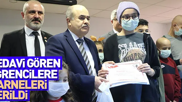 Tedavi gören öğrencilere karneleri hastanede verildi