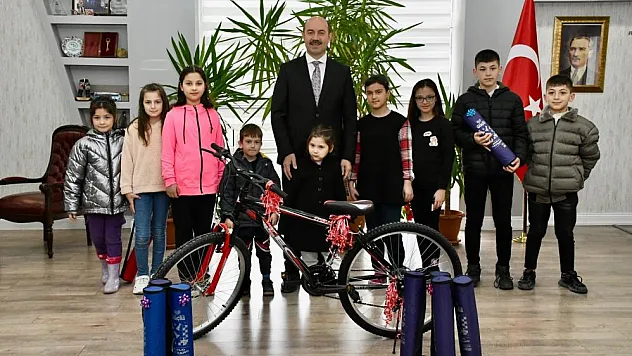 Başkan Kılıç'tan miniklere karne hediyesi