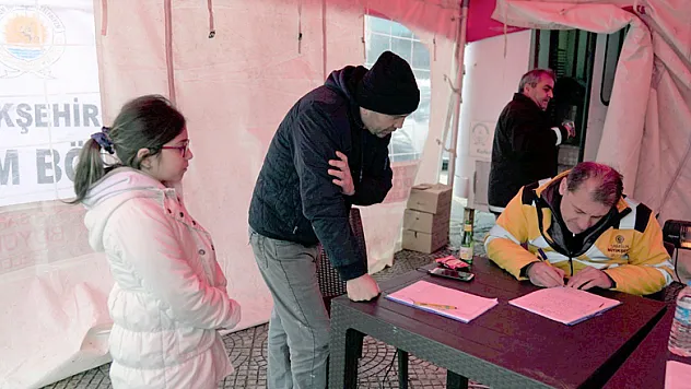 Kumbarasında biriktirdiği parayla depremzedelere battaniye aldı