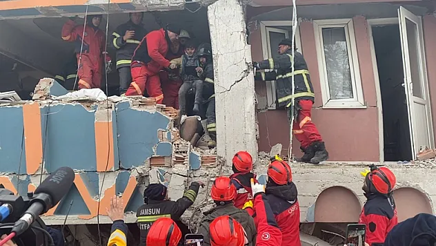 10 yaşındaki Mustafa'yı enkazdan çıkartan ekip, o anları anlattı