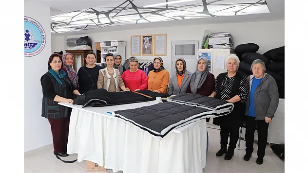 Usta öğreticiler depremzedeler için uyku tulumu dikiyor