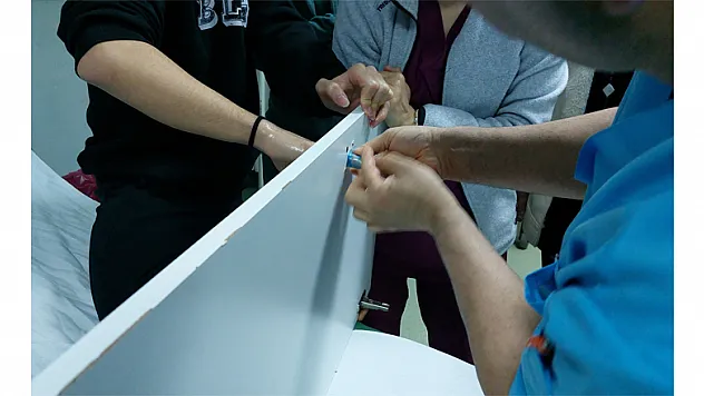 Lise öğrencisi parmağının sıkıştığı dolap kapağıyla hastaneye kaldırıldı