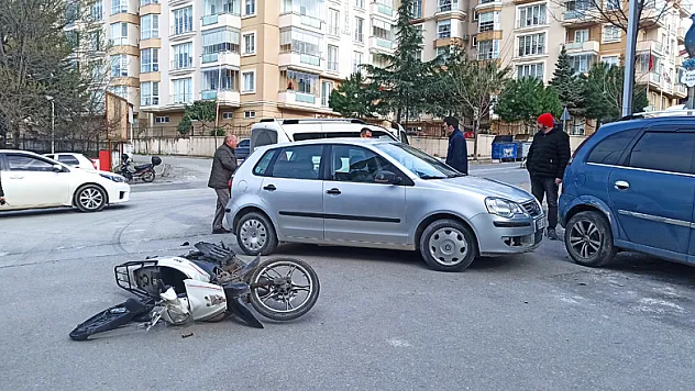 Otomobilin çarptığı motosiklet sürücüsü yaralandı