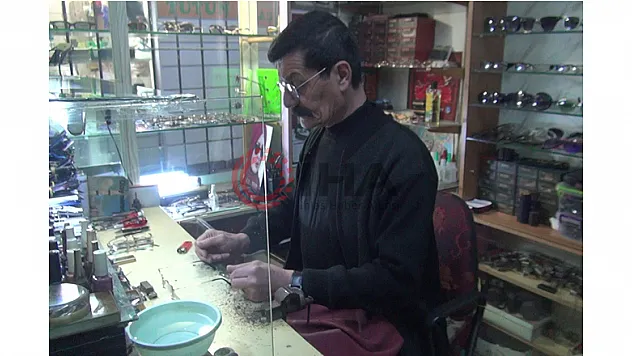 Mesleğinin son ustalarından: 45 yıldır eski gözlüklere yeniden hayat veriyor