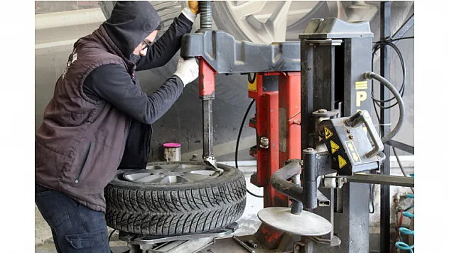 Kış lastiği zorunluluğunun kalkmasıyla oto lastikçilerde hareketlilik sürüyor