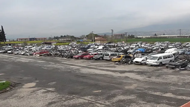 Araba mezarlığı felaketin boyutunu gözler önüne seriyor