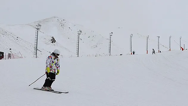 Sezonu ilk açan Palandöken'de kayak keyfi nisanda da devam ediyor
