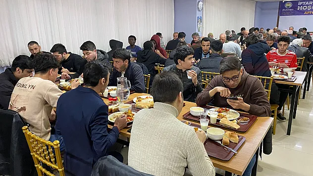 İhlas Vakfı gönüllüleri ve öğrenciler iftar yemeğinde buluştu