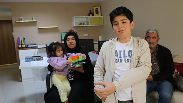 Depremde anne babasını ve uzuvlarını kaybeden kardeşler protezlerine kavuştu