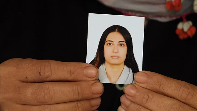 Depremde enkazı kaldırılan hastaneden çıkmadı: 65 gündür ailesi kızlarını arıyor