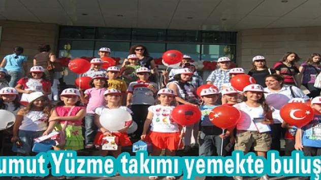 İlkumut Yüzme takımı yemekte buluştu
