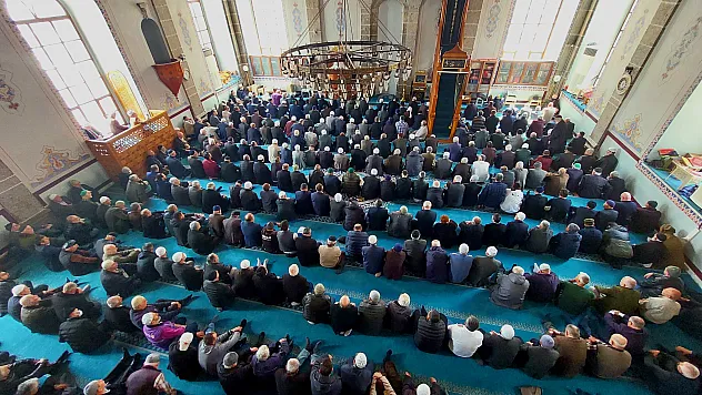 Ramazan'ın son cumasında da camiler doldu taştı