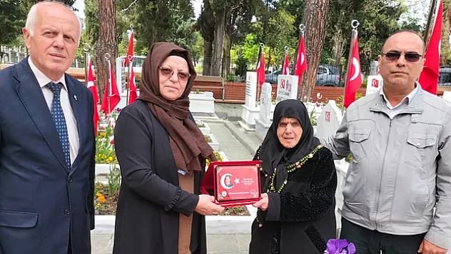 Şehit annesine onur plaketi