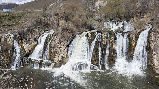 Yağışlar Muradiye Şelalesi'nin debisini yükseltti