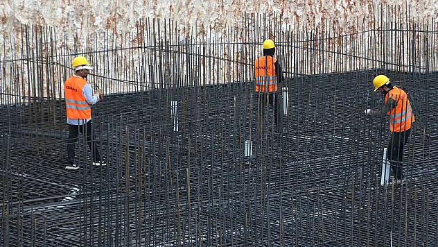 Depremin ardından inşaatlar başladı, 20-30 bin liraya çalıştıracak kalifiye işçi bulunamıyor