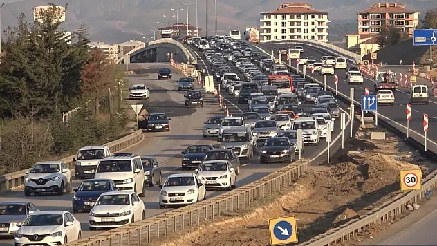 43 ilin geçiş güzergahında trafik kilit: Tatilciler dönüş yoluna geçti