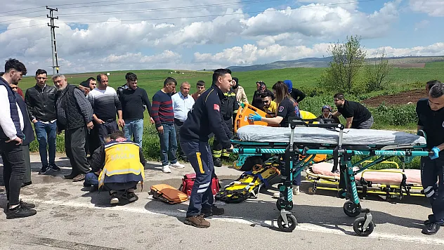 Samsun'da otomobil ile hafif ticari aracın çarpıştığı kazada 6 kişi yaralandı