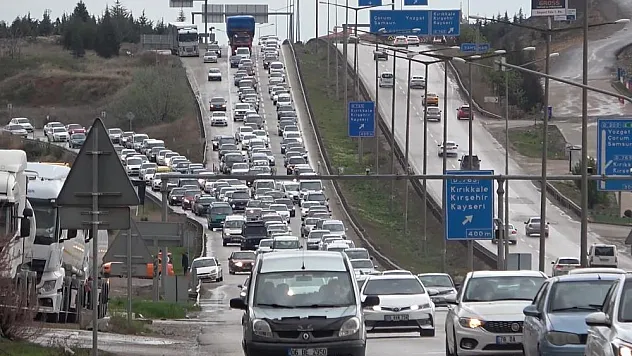 43 ilin geçiş güzergahında trafik kilit: Kilometrelerce araç kuyruğu oluştu