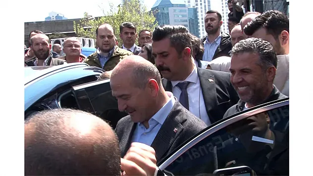 İçişleri Bakanı Soylu, Atatürk Oto Sanayi Sitesi'nde ustalarla Togg'u inceledi