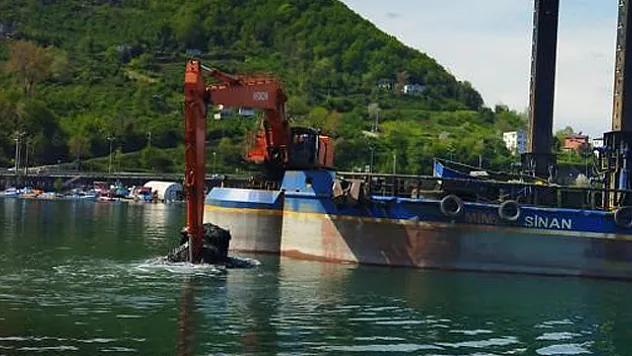 Balıkçı tekneleri limanlarına daha rahat yanaşması için liman içlerinde dip temizliği başlatıldı
