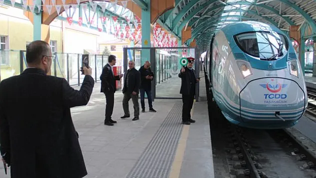 YHT ilk sivil seferine tam kapasite çıktı