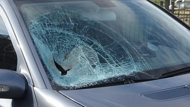 Otomobilin çarptığı 79 yaşındaki elektrikli bisiklet sürücüsü ağır yaralandı