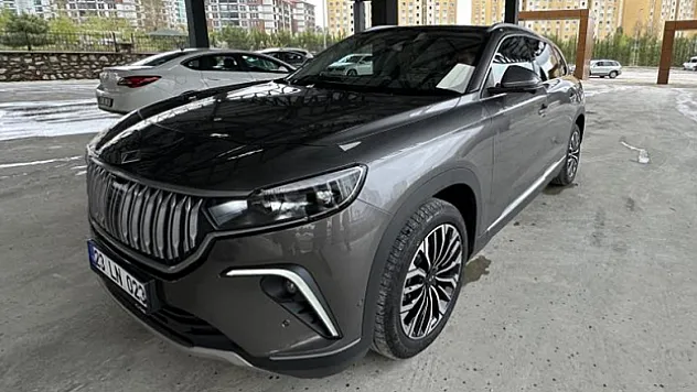 TOGG'un ilk teslimatı Elazığ'a ulaştı, vatandaşlardan yoğun ilgi