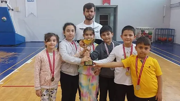 Alaçam Cumhuriyet İlkokulu Badminton Takımı il ikincisi oldu