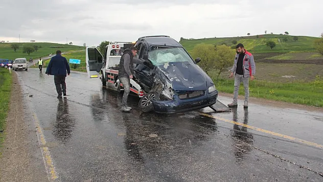 Havza'da otomobil ile ticari araç çarpıştı: 3 yaralı