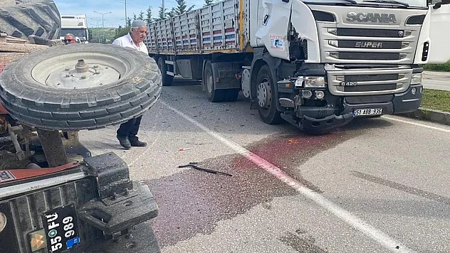 Vezirköprü'de tırla çarpışan traktörün sürücüsü yaralandı