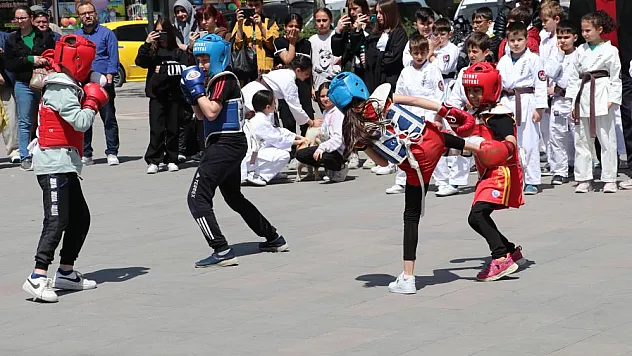 Meydanlar çocuk ve gençlerle şenlendi