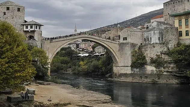 Tarihi Mostar Köprüsü'nün 30 yıl önceki yıkılma anına ait yeni görüntü paylaşıldı