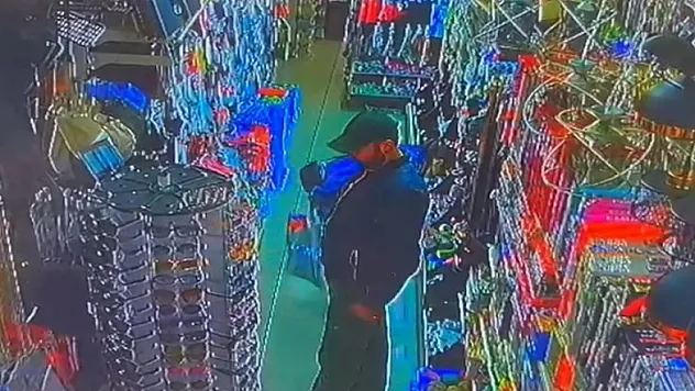 İlginç hırsızlık: Müşteri gibi geldi, şapkayı böyle çaldı