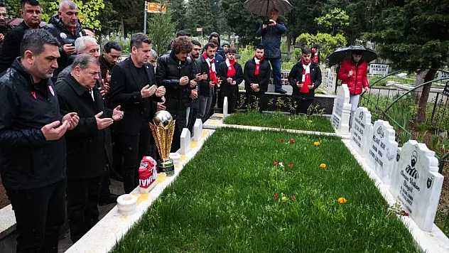 Şampiyonluk kupası merhum Samsunsporluların mezarında