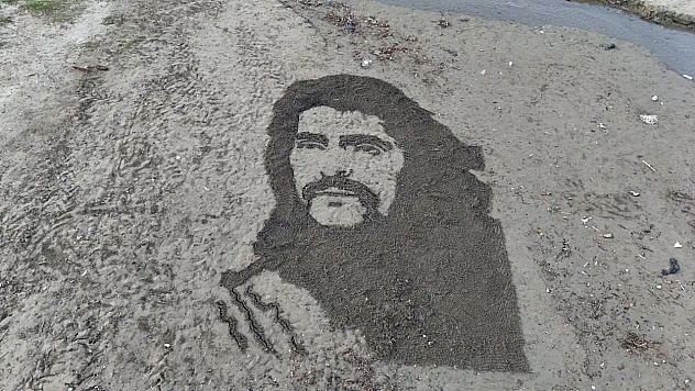Alanya sahillerine Barış Manço portresi işlendi