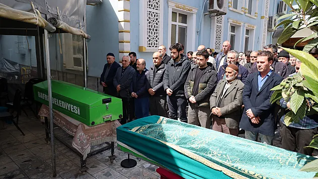 Acı tesadüf: Kardeşler yan yana defnedildi